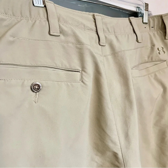 Under Armour Golf Shorts 1377302 Beige Tan 289 men’s Size 40 Loose Dress shorts - Picture 6 of 10